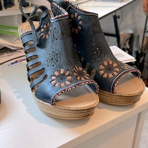 Blue sandals size 6.5?